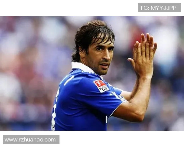 古法足球明星排名前十揭晓经典球员风采与成就回顾